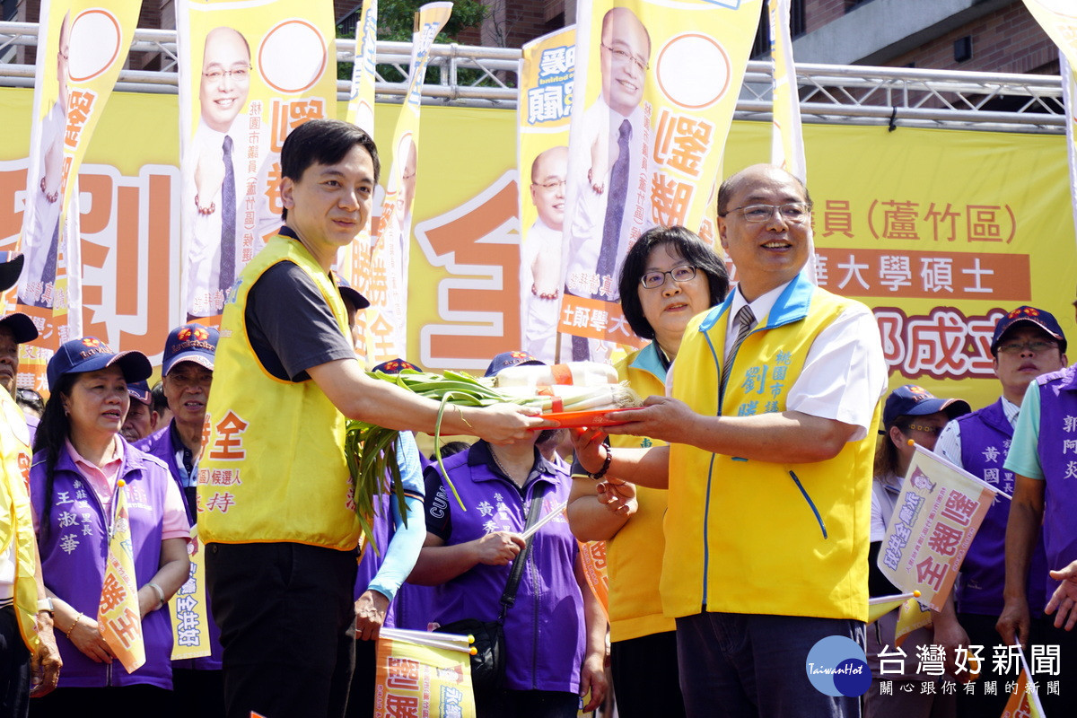 國民黨籍立法委員牛煦庭致贈劉勝全「好彩頭」和「凍蒜」預祝高票當選。