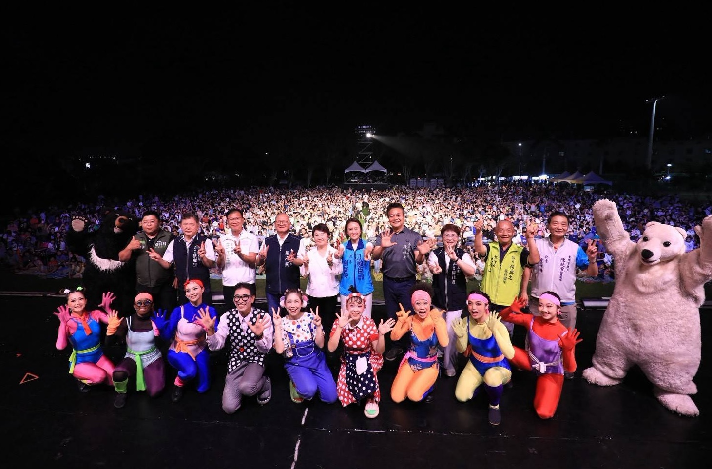 ▲紙風車《新月傳奇》清水區巡演吸引6千人，盧秀燕到場同樂打造海線藝文盛宴。(圖/記者顏淑娟翻攝)
