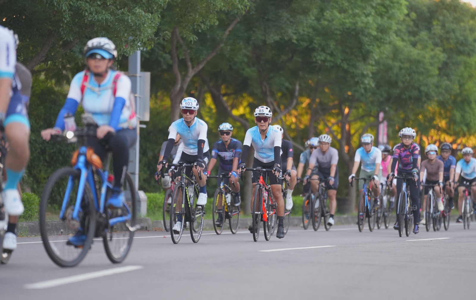 ▲車友迎著晨光騎乘，挑戰101公里長距離路線。(圖/記者顏淑娟翻攝)