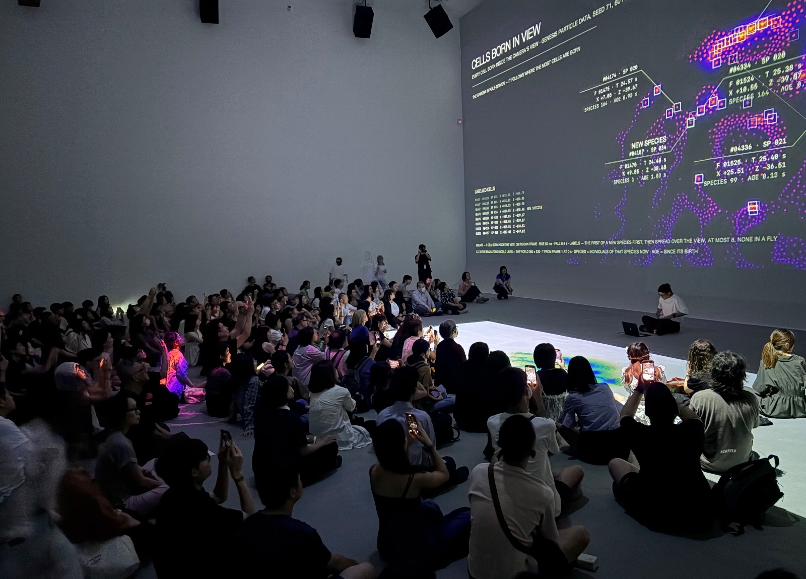 ▲藝術家真鍋大度於開幕日現場公眾演出。(圖/中美館提供)
