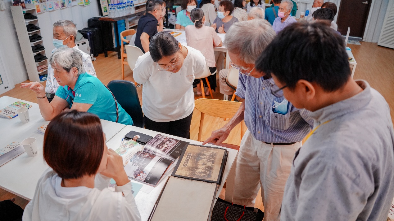 現場民眾帶來老照片分享南州故事(圖/葉晉嘉提供)