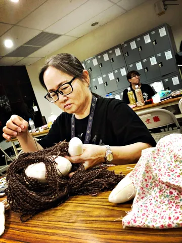 2018年張鳳美正在台中歌劇院後台，製作《搭錯車》音樂劇道具_