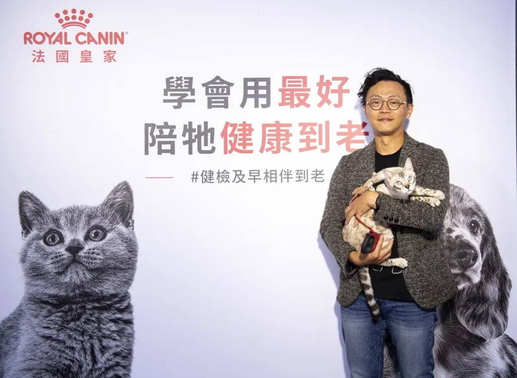 杜瑪動物醫院鍾昇樺院長表示:「貓犬在不同年齡層有不同的照護重點,定期健檢更不可或缺,若已確診慢性疾病,也能透過追蹤管理來延緩惡化、維持良好生活品質。」