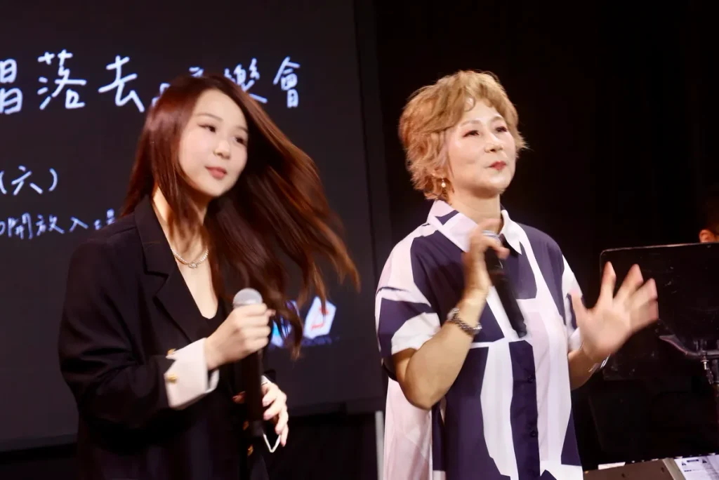 母女溫馨的合唱「媽媽是歌星」