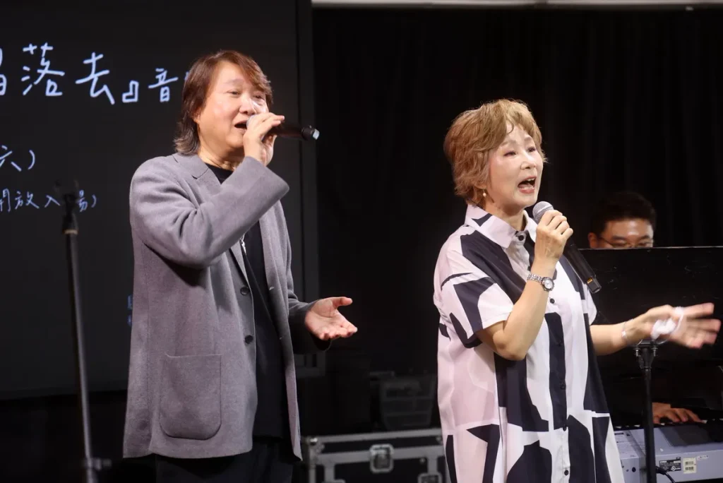 邀請老友周治平一同上台演唱「青梅竹馬」。