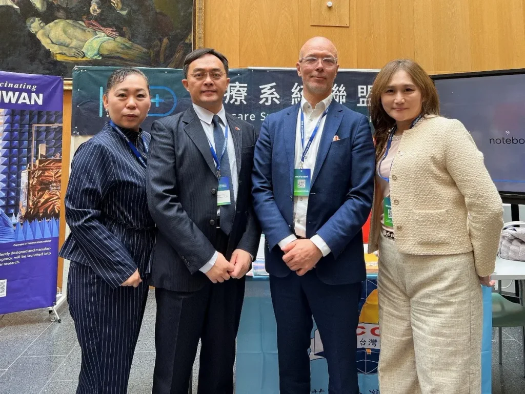 芬蘭台商會廖玖瑛會長促成芬蘭社會事務與衛生部代表Tomi Laitinen資深顧問與翁紹仁理事長交流合作(圖 / 亞健康協會葉倩如 提供)。