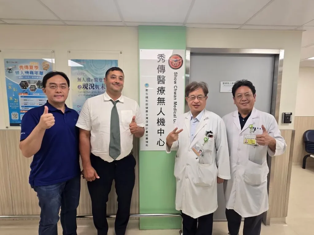 翁教授和芬蘭赫爾辛基市政府 Aleksis Pillai經理參訪彰化秀傳醫院的醫療無人機中心(圖 / 亞健康協會葉倩如 提供)。