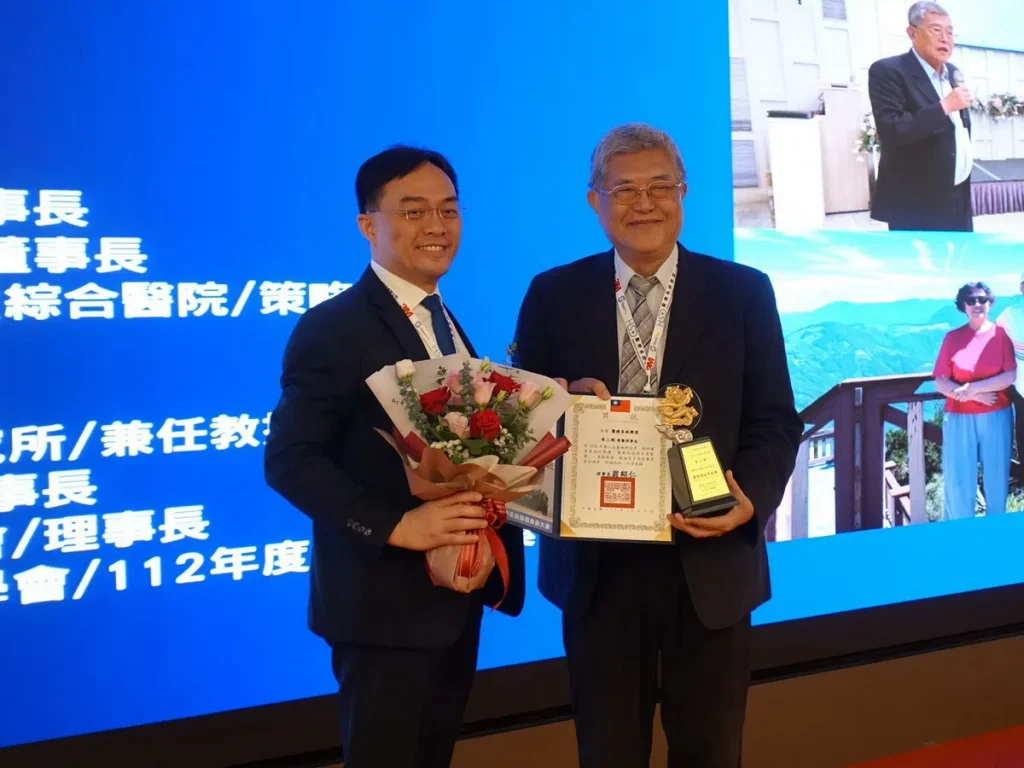 李三剛董事長(右)獲頒「醫療科技傑出貢獻獎」殊榮(圖 / 亞健康協會葉倩如 提供)。