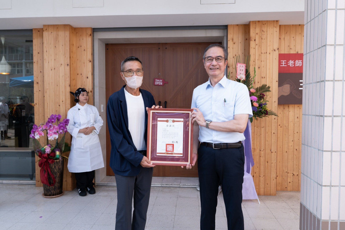 嶺東科大校長陳龍仁致贈感謝狀給第一代王老師-淳文、碩文與統鉅股份有限公司董事長王克文。（圖／嶺東科技大學）