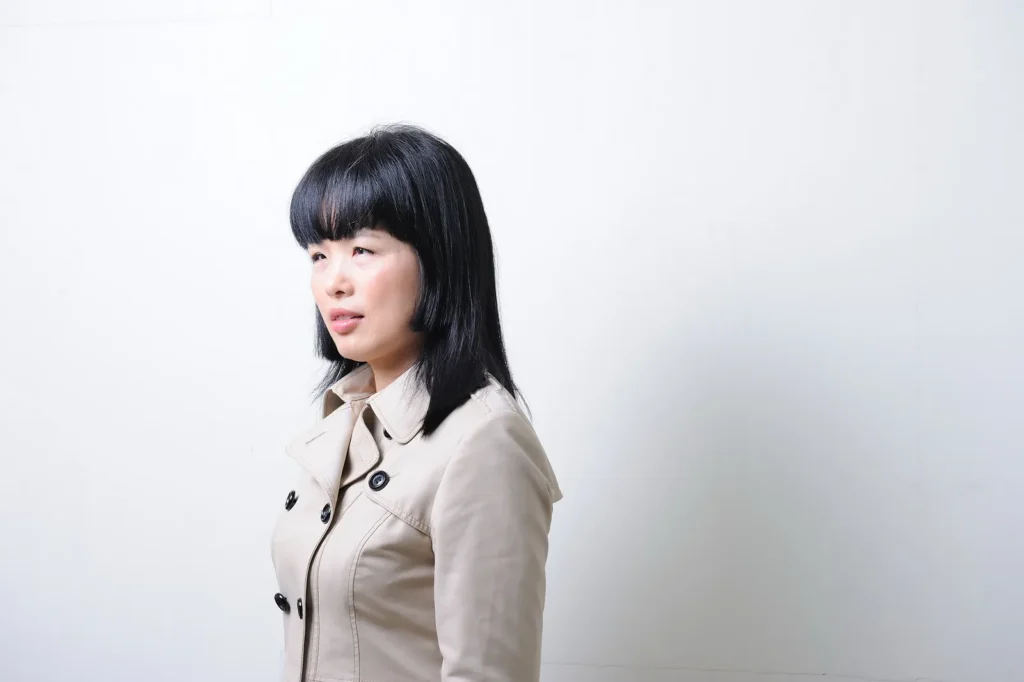 由製作人萬花姐親自擔綱。年輕時唱〈王昭君〉唱的是離愁與曲調,如今歷經歲月洗鍊再開嗓,歌聲裡滿是人生沉澱後方能體會的豁達與從容。