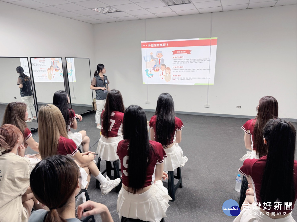 中壢警分局前進樂天女孩練舞室，辦理性騷擾及跟蹤騷擾防治宣導，再次獲得樂天球團大力協助。