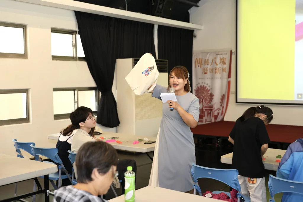 圖.說明台語家庭註冊領取禮包。圖:文化局提供