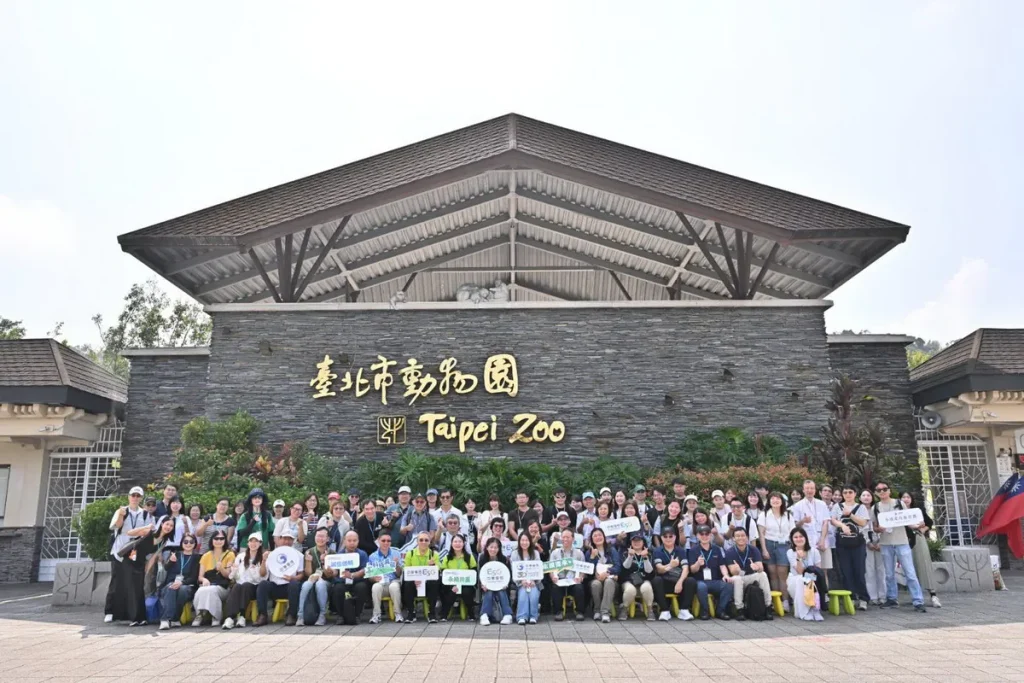 中華電信楊慧琪技術長暨執行副總經理（第二排右十二）偕同供應商夥伴齊聚臺北市立動物園，以環境教育深化生物多樣性保育行動，攜手將永續理念延伸至供應鏈，共同實踐「永續同行・守護臺灣生物多樣性」的行動承諾。