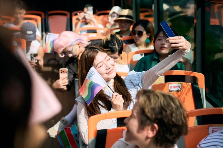 用不一樣的角度 登上彩虹觀光巴士 「Color your way」探索台北多元文化