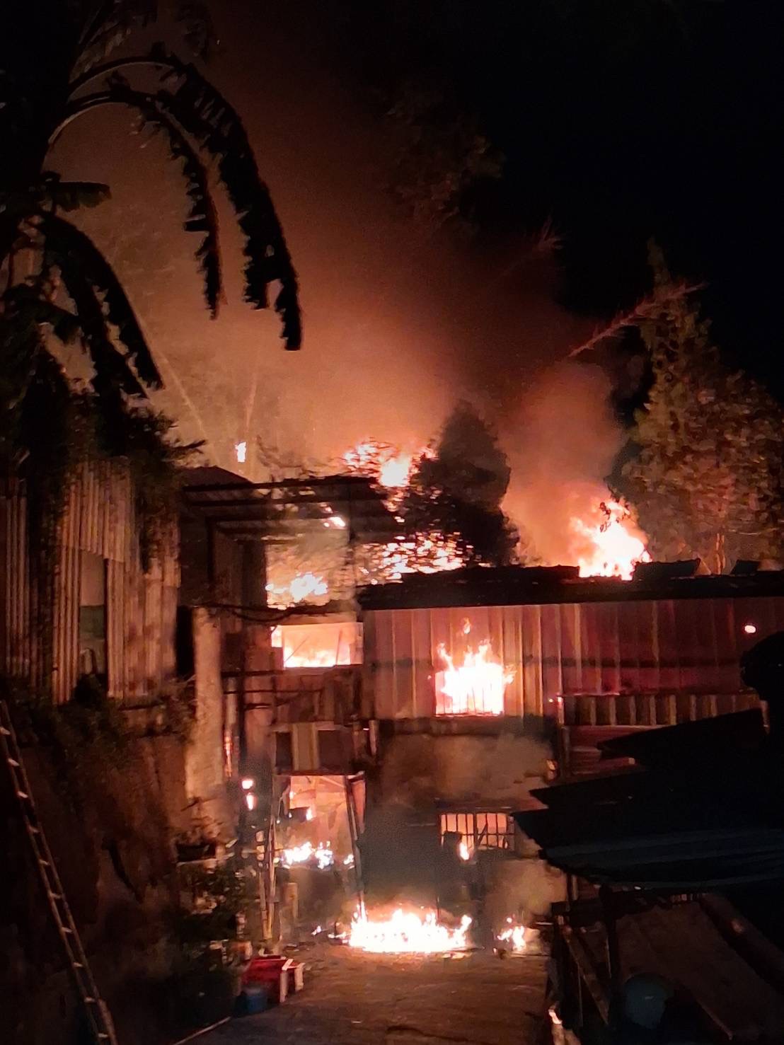 台中外埔區土城路一處鐵皮加蓋住宅7日凌晨發生火警，猛烈火勢延燒至周邊竹林，造成1男1女死亡。（民眾提供）