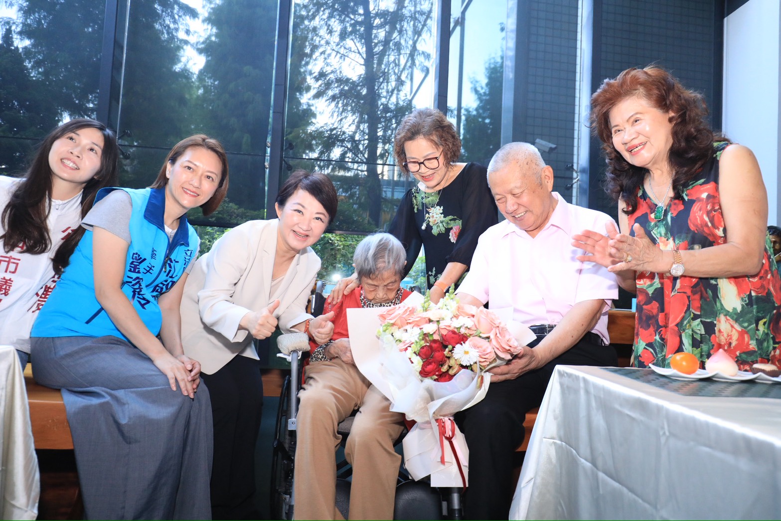 ▲中市府特別在重陽節前夕前往致敬、探望，祝福長輩松柏長青、平安健康。(圖/記者顏淑娟翻攝)