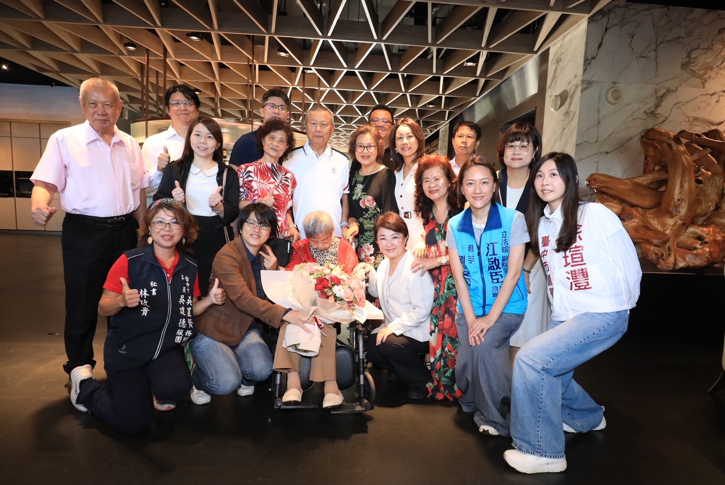 ▲張奶奶最大的福氣更是子孫賢孝，4名子女皆居住大雅，孩子、孫輩時常陪伴、輪流探望。(圖/記者顏淑娟翻攝)