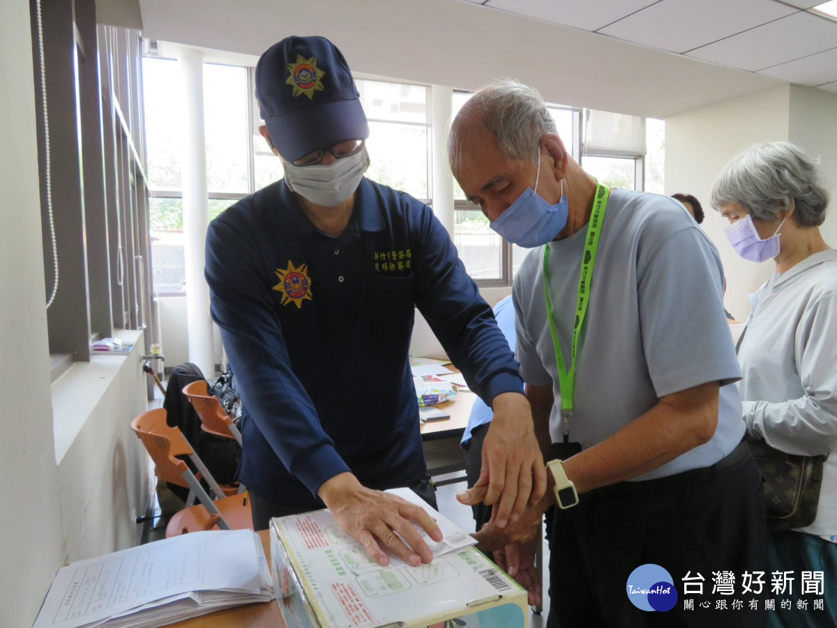 新竹市警察局提供免費老人指紋存檔。