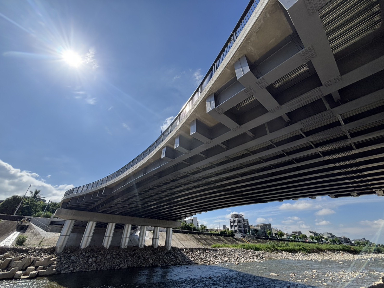 ▲環太東路銜接新平路三段坪林新橋，橋梁新建工程榮獲重大工程組土木類特優榮譽。(圖/記者顏淑娟翻攝)