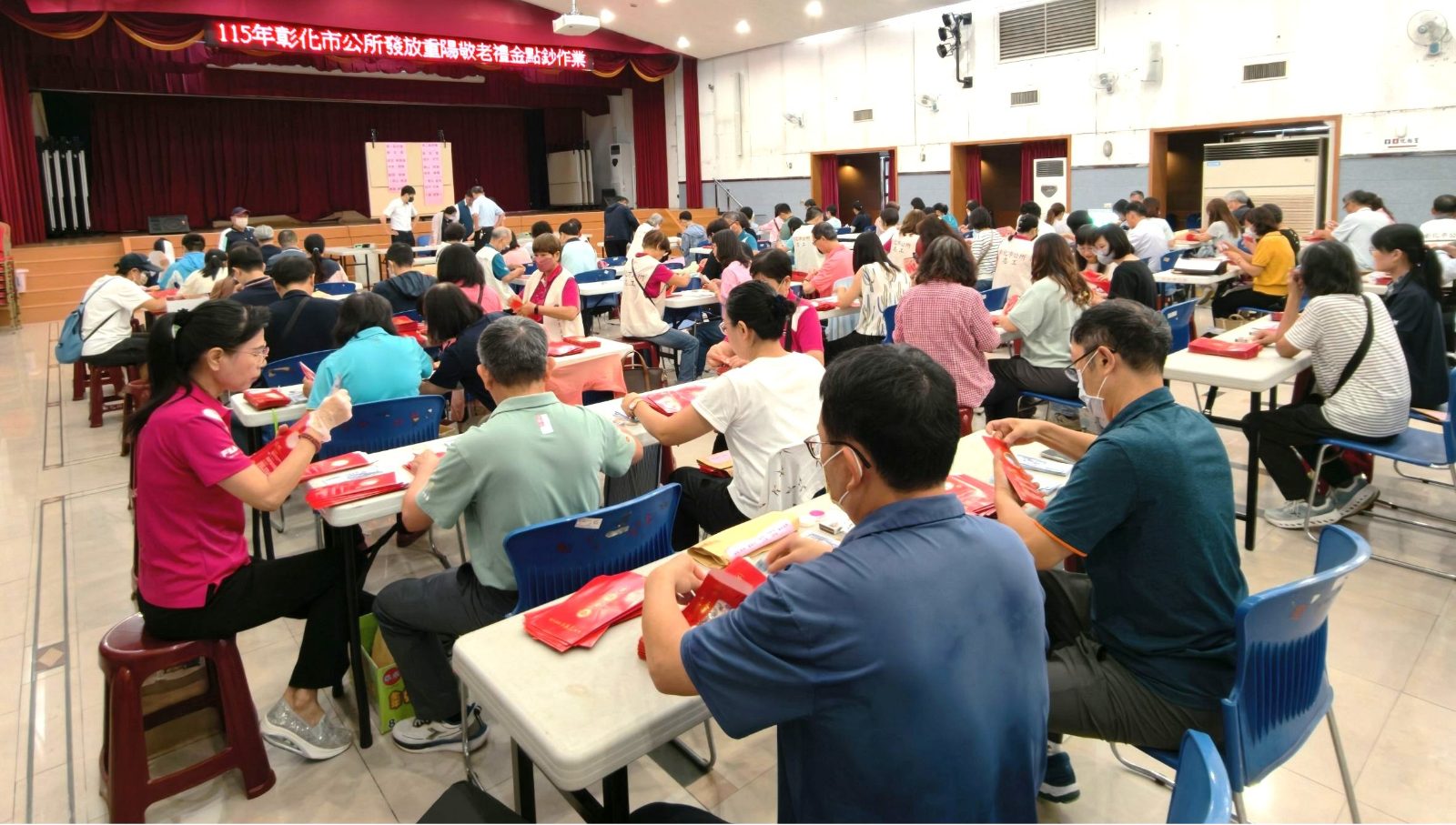 數百位全市73里的里幹事、志工與市公所員工齊獲生活藝文館進行點鈔工程