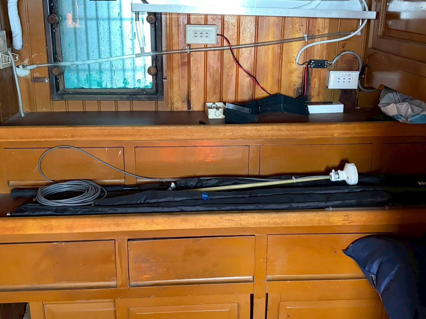 船內查獲的相關設備,檢方指控涉案人員利用改裝GPS裝置傳輸不實訊號,虛增漁船作業時數以取得優惠用油。(圖/海巡單位提供)