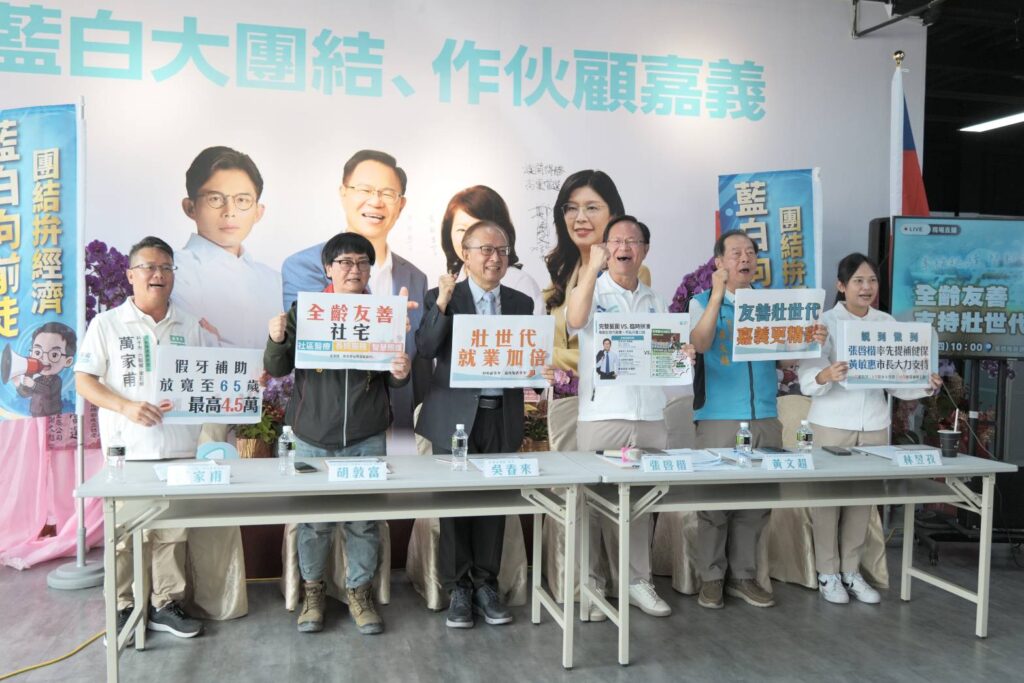 現場邀請到壯世代學院院長吳春來(左3)、中華民國各級公教退休人員總會總會長胡敦富(左2)及台灣民眾黨嘉義市東區議員候選人林昱孜(右1)等人共同出席，場面熱烈。(記者翻攝)