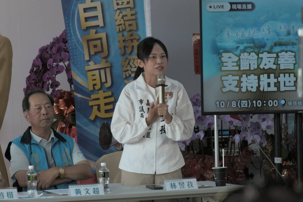護理師出身的｢荔枝妹｣林昱孜表示，支持張啓楷提出的四大壯世代政見，把長輩需要的服務帶進生活圈。(記者翻攝)