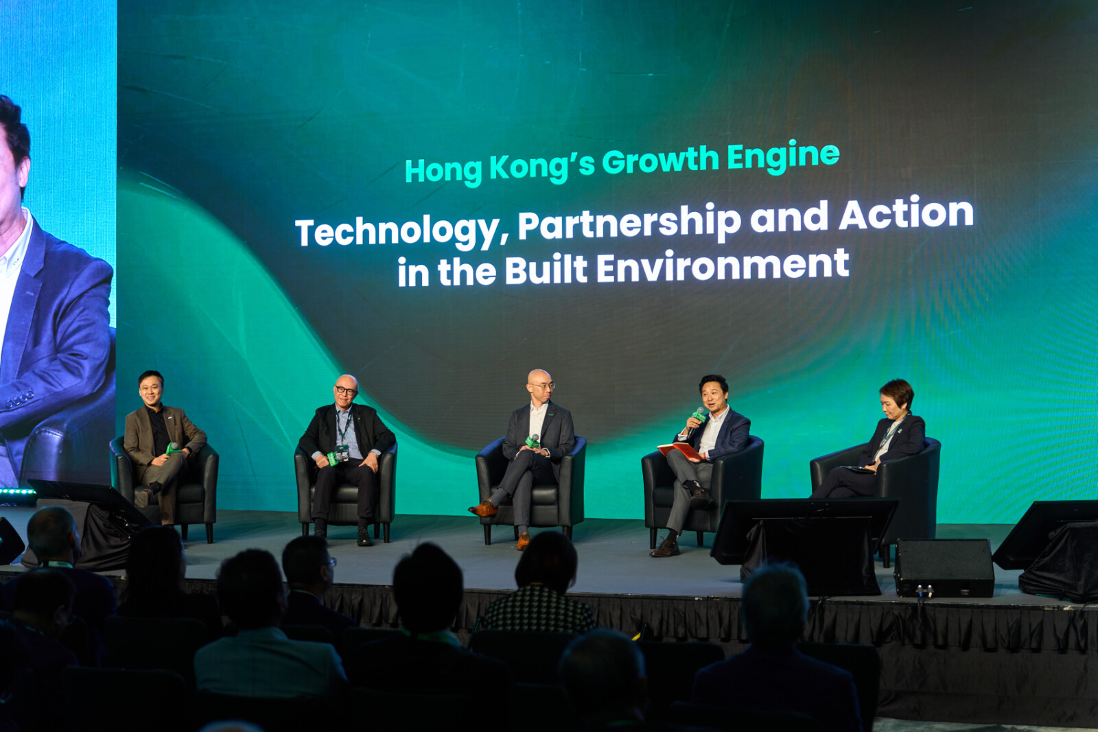 （左起）AECOM 香港區負責人兼高級副總裁卓子然、香港市區重建局副主席兼行政總監蔡宏興、施耐德電氣香港數碼能效、電源產品及工業自動化業務總監簡瀚澎、領展資產管理可持續發展部主管關凱臨，以及香港綠色建築議會董事郭美珩（主持），分享如何透過科技、合作及行動，推動香港建築環境發展。