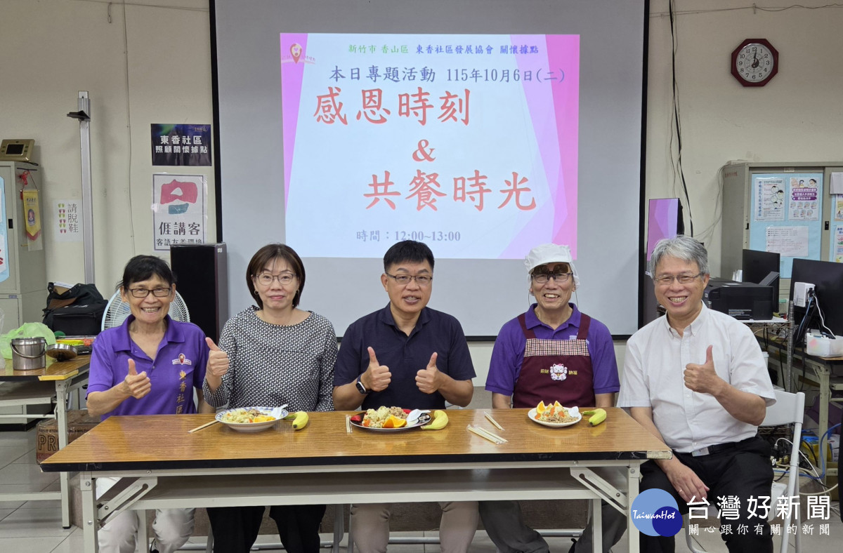 玄奘大學簡紹琦校長(中)、陳光紫教務長(左2)和賴廷彰招生長(右1)。