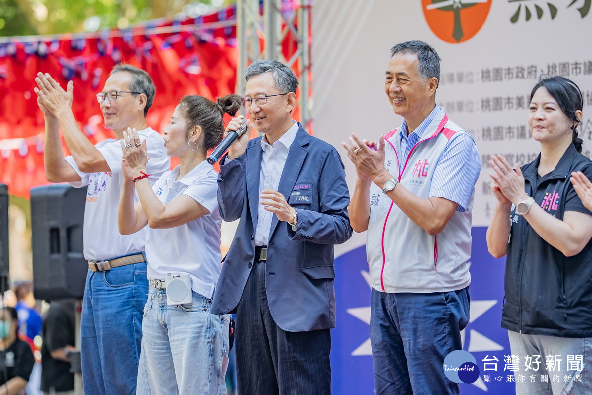 桃園市副市長王明鉅於「黑貓中隊在忠貞」活動中致詞。<br /><br />