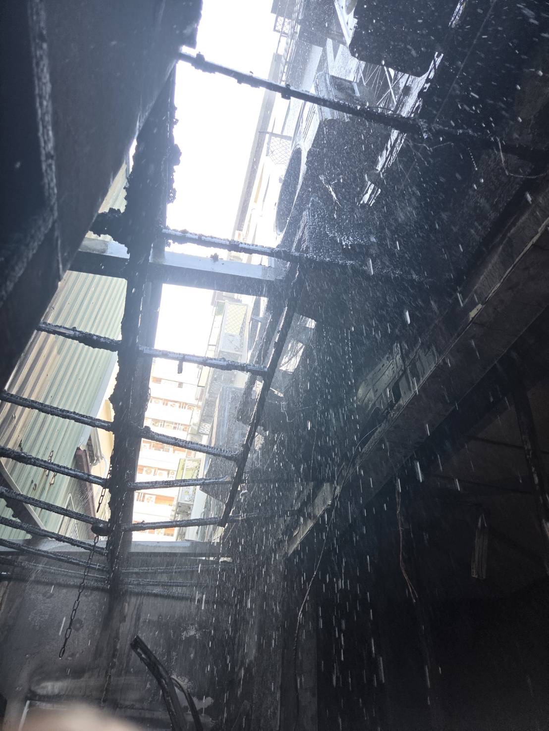 ▲台中市西屯區福上巷住宅9日下午發生火警,消防人員深入起火區域射水搶救,現場家具及雜物燒成焦黑。(圖/消防局提供)