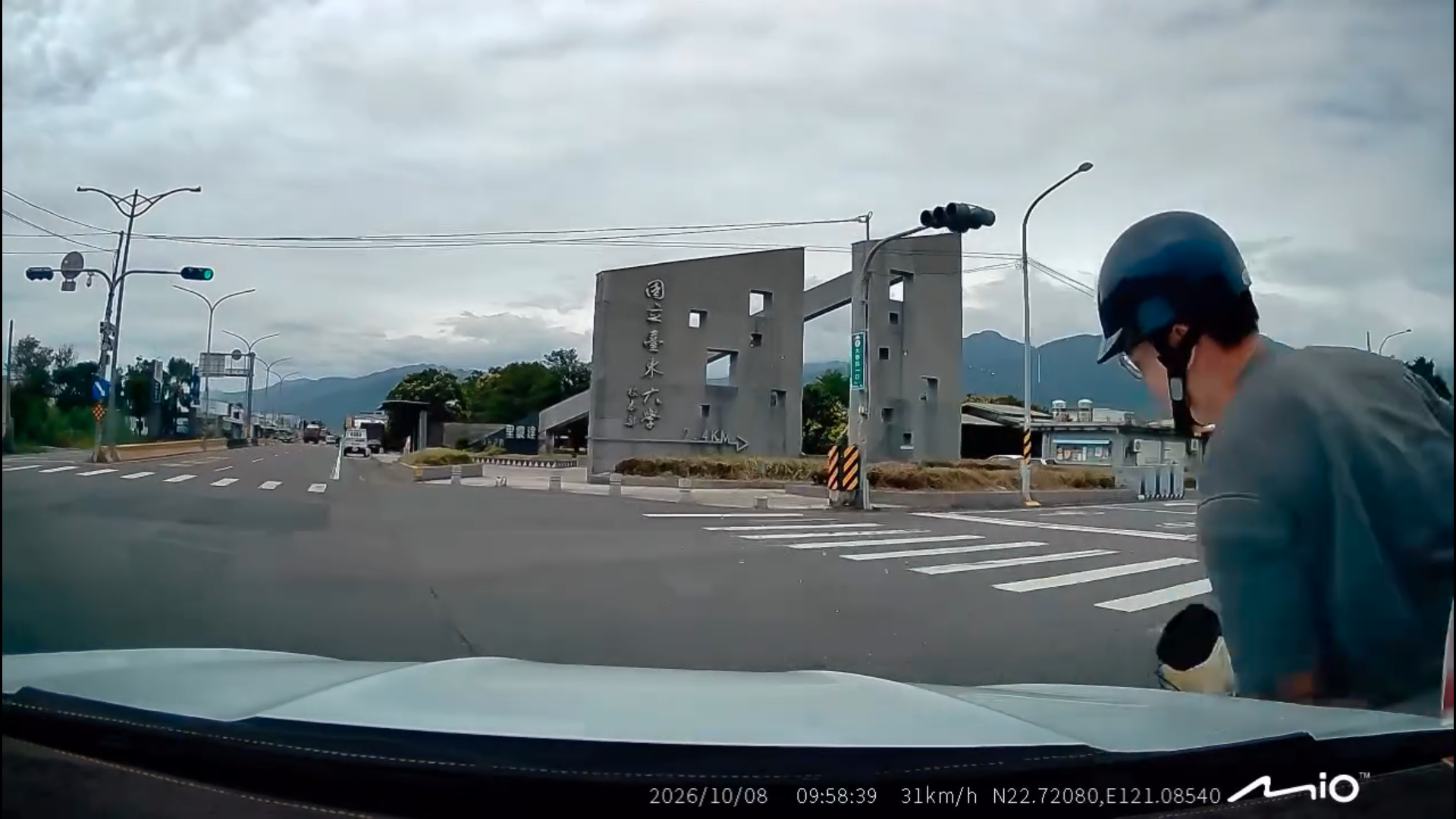 ▲國立臺東大學附近發生汽機車碰撞事故，汽車右轉與同向直行機車發生碰撞，當事人上網詢問「是我全責嗎？」引發網友對肇事責任的討論。（畫面翻攝自Threads）