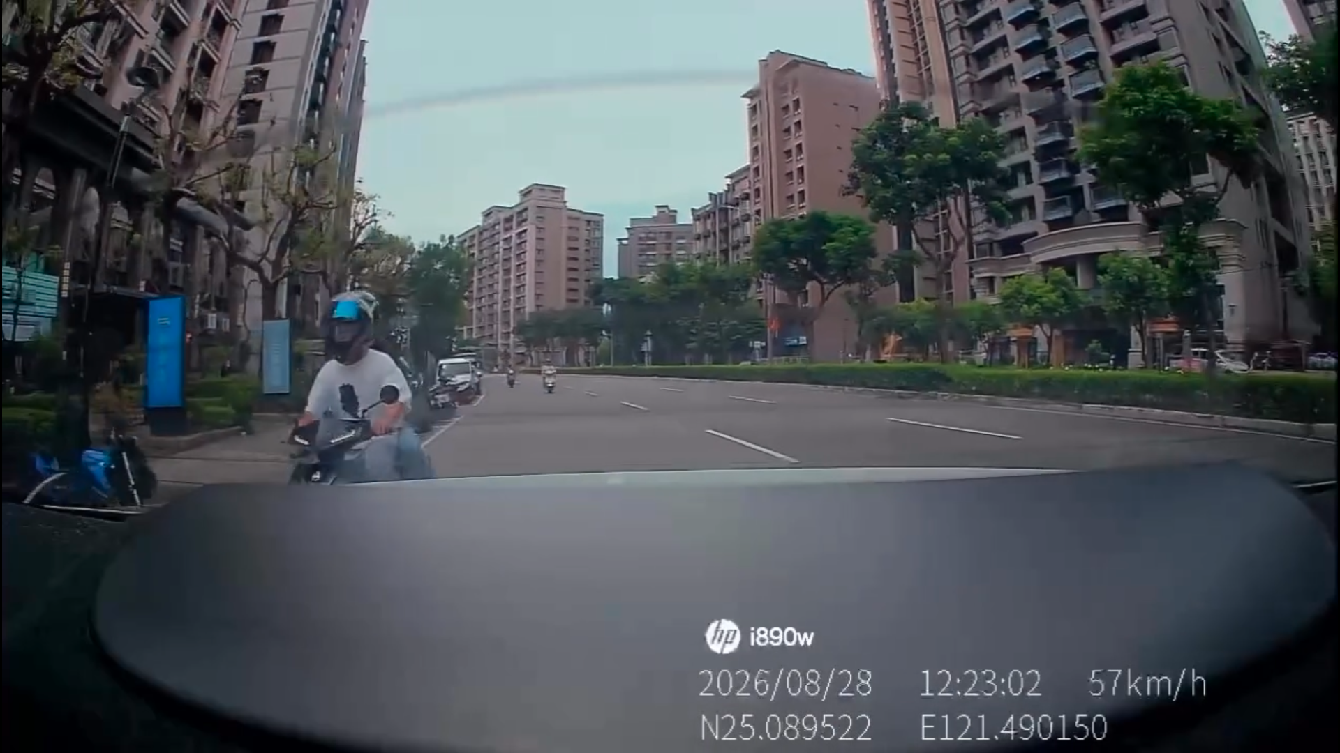 ▲新北市三重區集賢路發生汽機車碰撞，汽車準備右轉時，與疑似從右側通過的同向機車發生碰撞，引發網友討論。（圖／翻攝Threads）