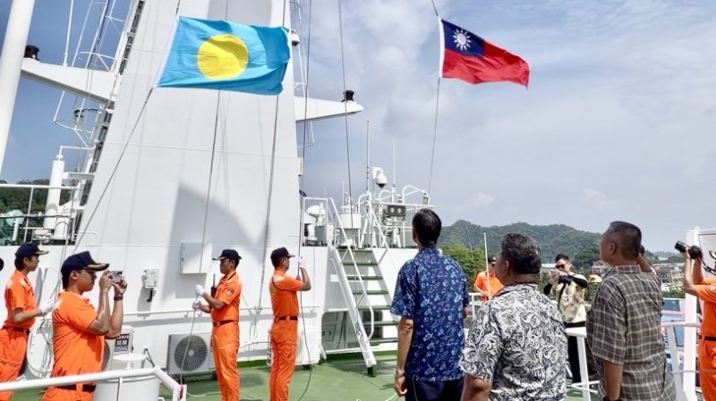 臺帛國旗齊揚嘉義艦 共慶雙十國慶見證兩國深厚邦誼