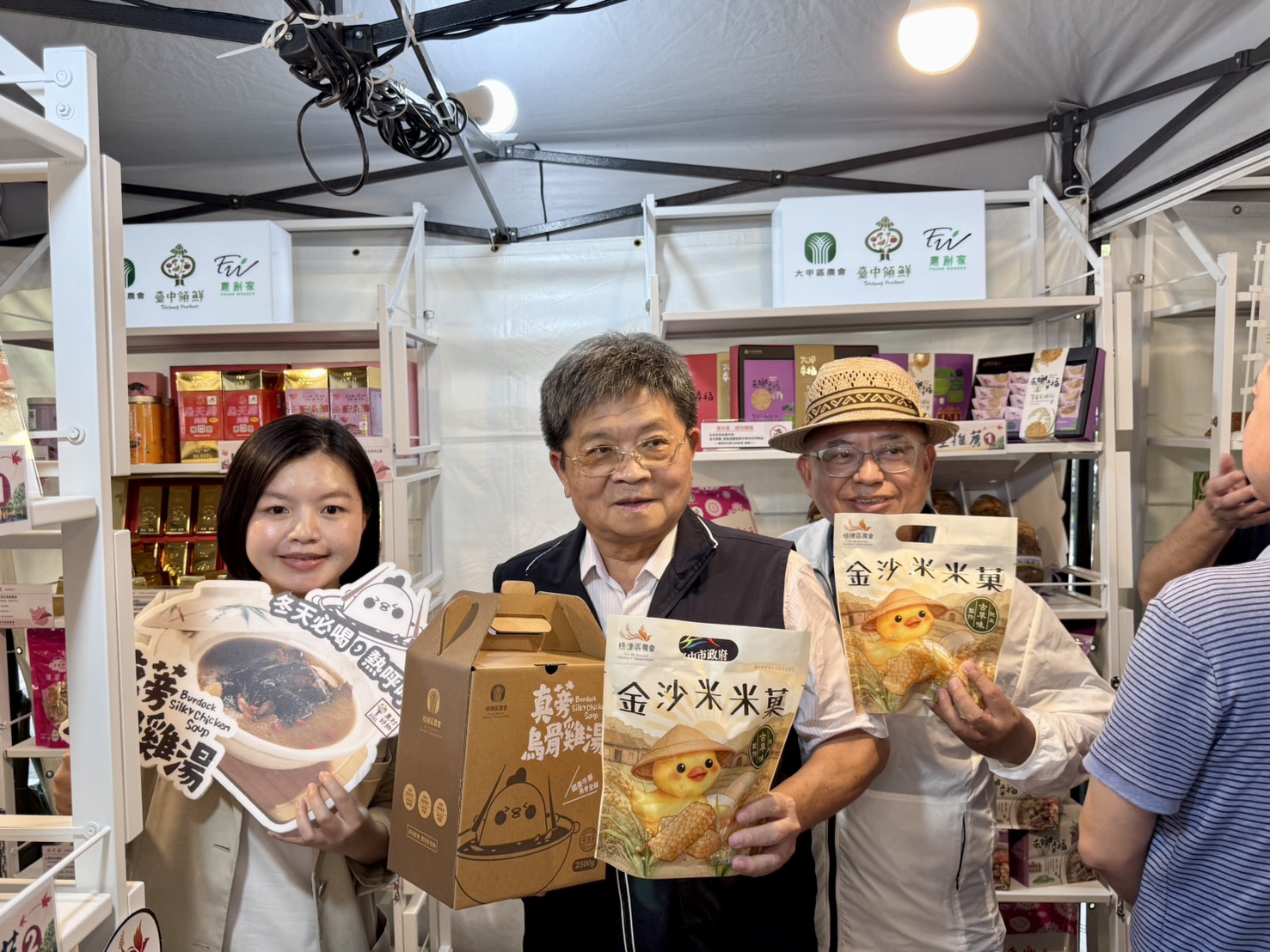 ▲中市府農業局副局長蔡勇勝推薦農產好物。(圖/記者顏淑娟攝)