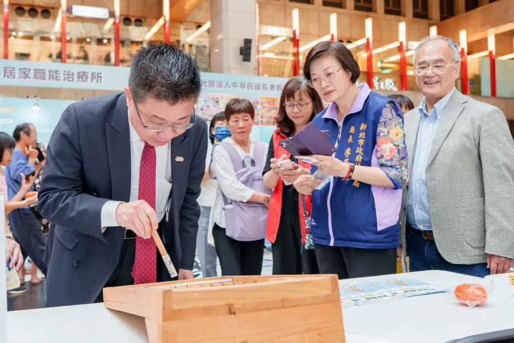 衛生福利部於今(9)日上午在臺北車站1樓多功能展演區舉辦115年重陽節慶祝活動「經典正青春‧青春正經典」。