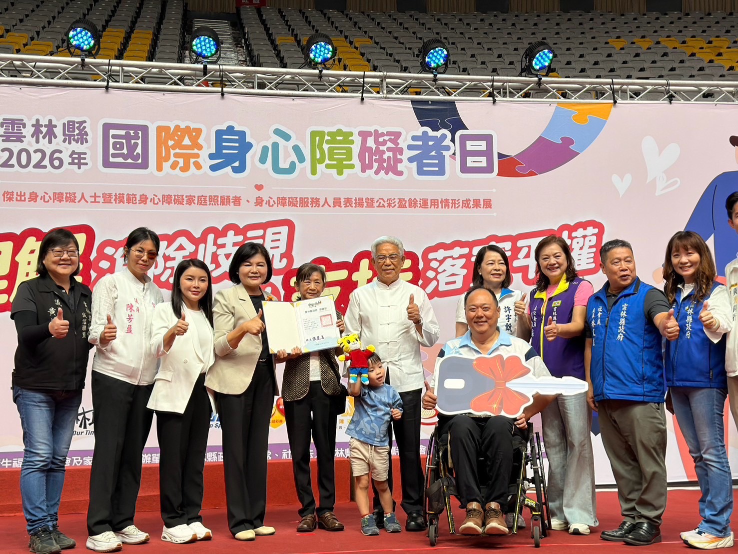 憶受坐輪椅阿公照顧一度哽咽　張嘉郡擴大福利對象：身障者60歲享敬老卡 239