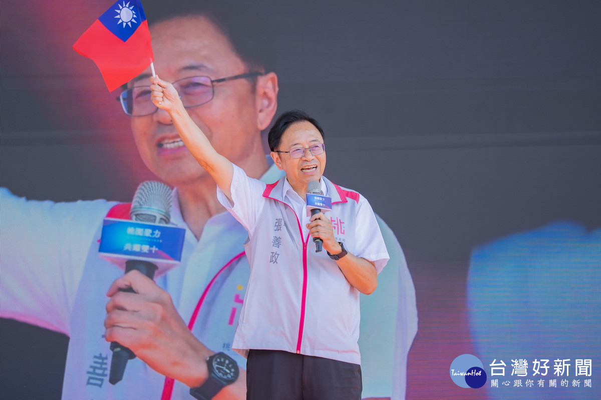 桃園市長張善政致詞時揮動國旗與市民共同歡慶雙十國慶。<br /><br /> 