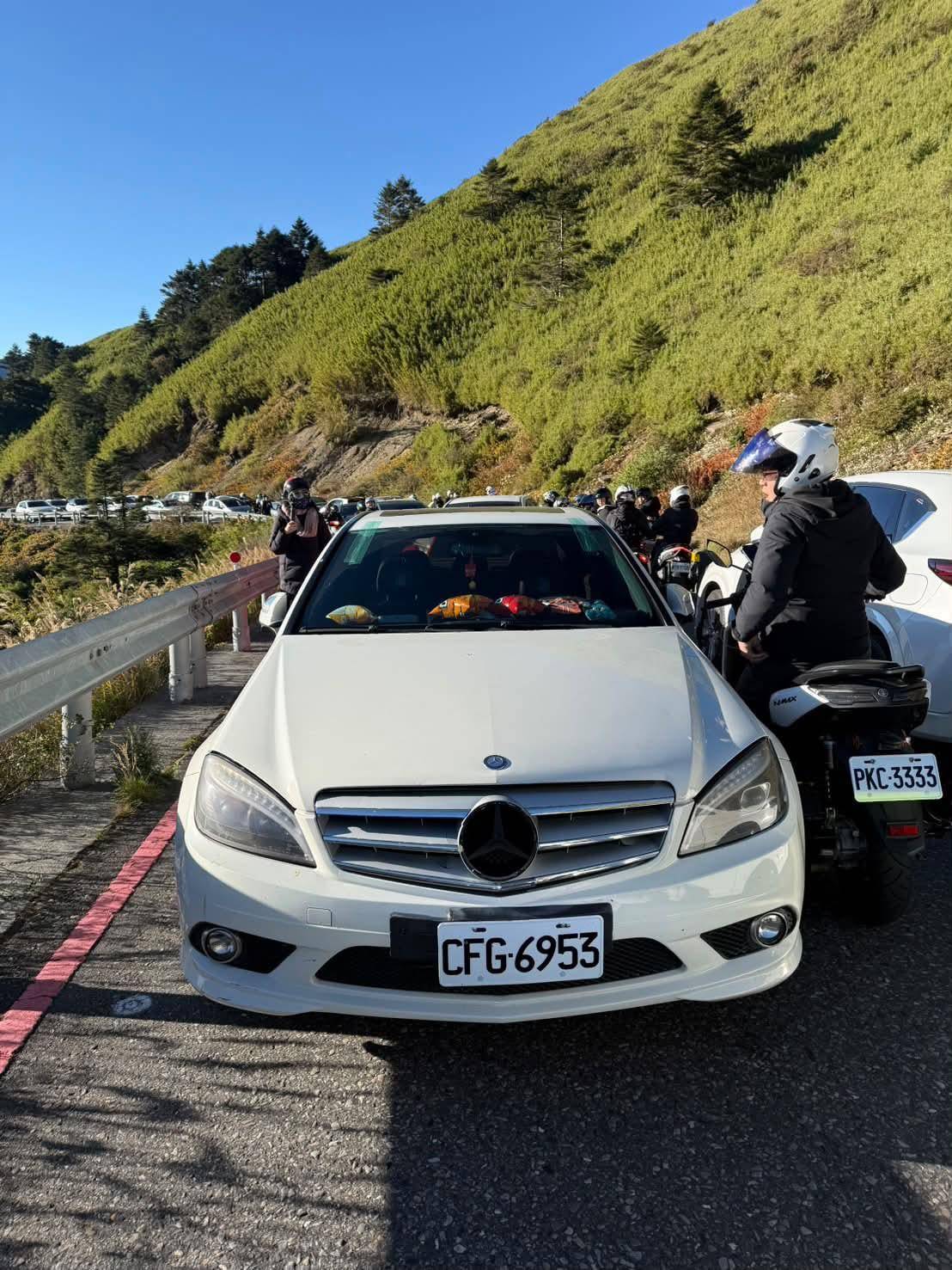 武嶺違停亂象!賓士擋200車、還有人停路中央3小時 警開33張罰單