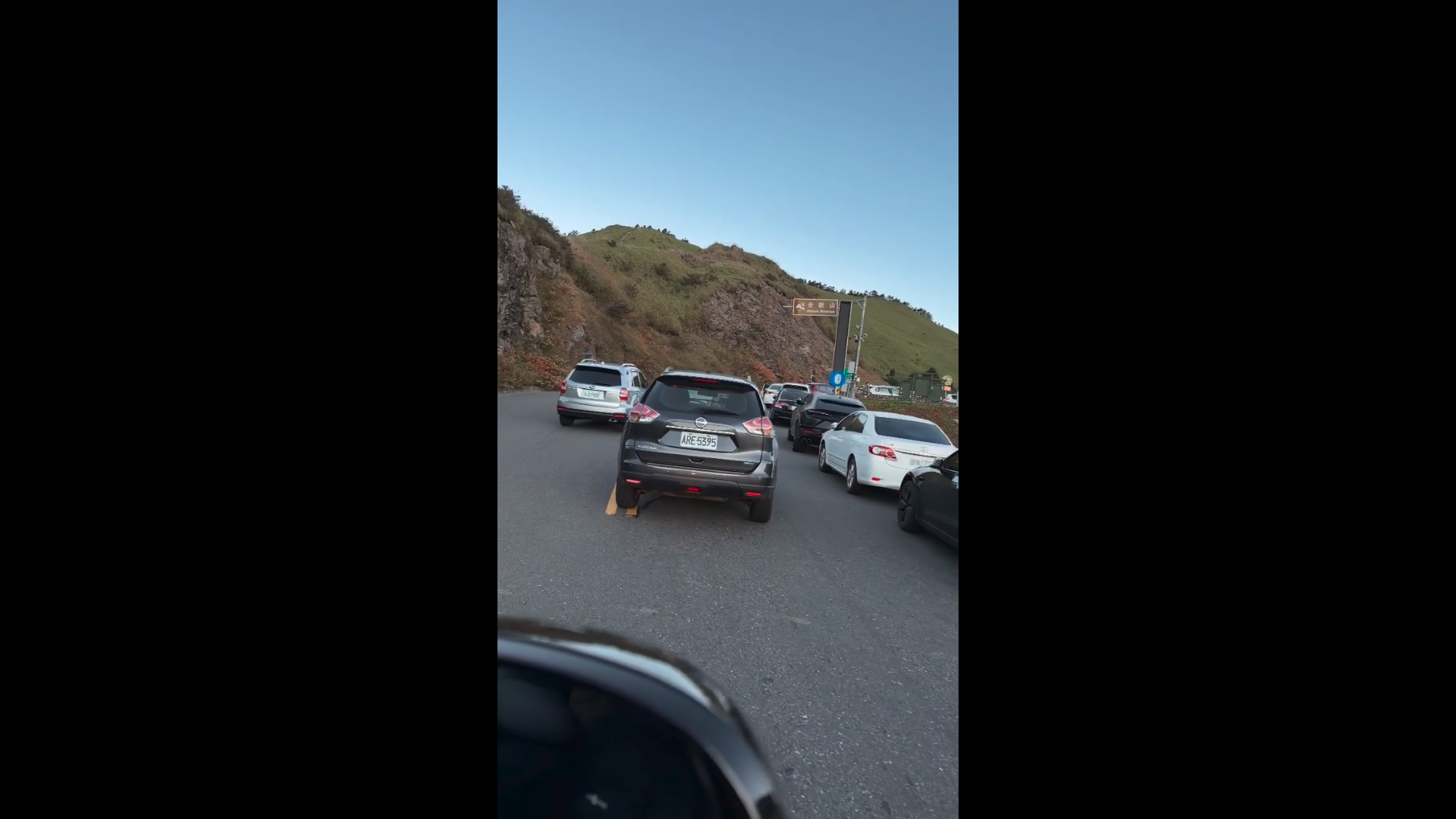 武嶺違停亂象!賓士擋200車、還有人停路中央3小時 警開33張罰單