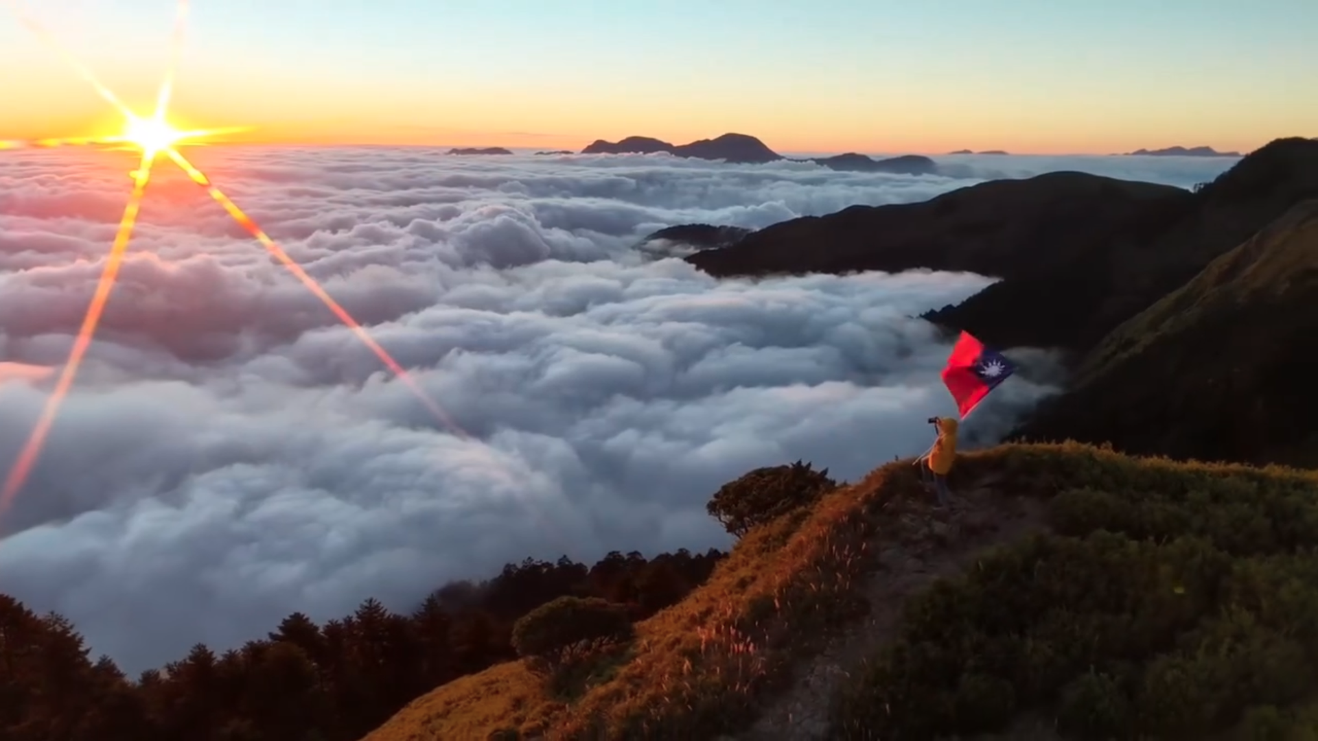 ▲合歡山10月9日出現壯麗日出雲海，山頭上的中華民國國旗迎風飄揚，畫面充滿國慶氛圍。（圖／Threads @justiceIkk 授權提供）