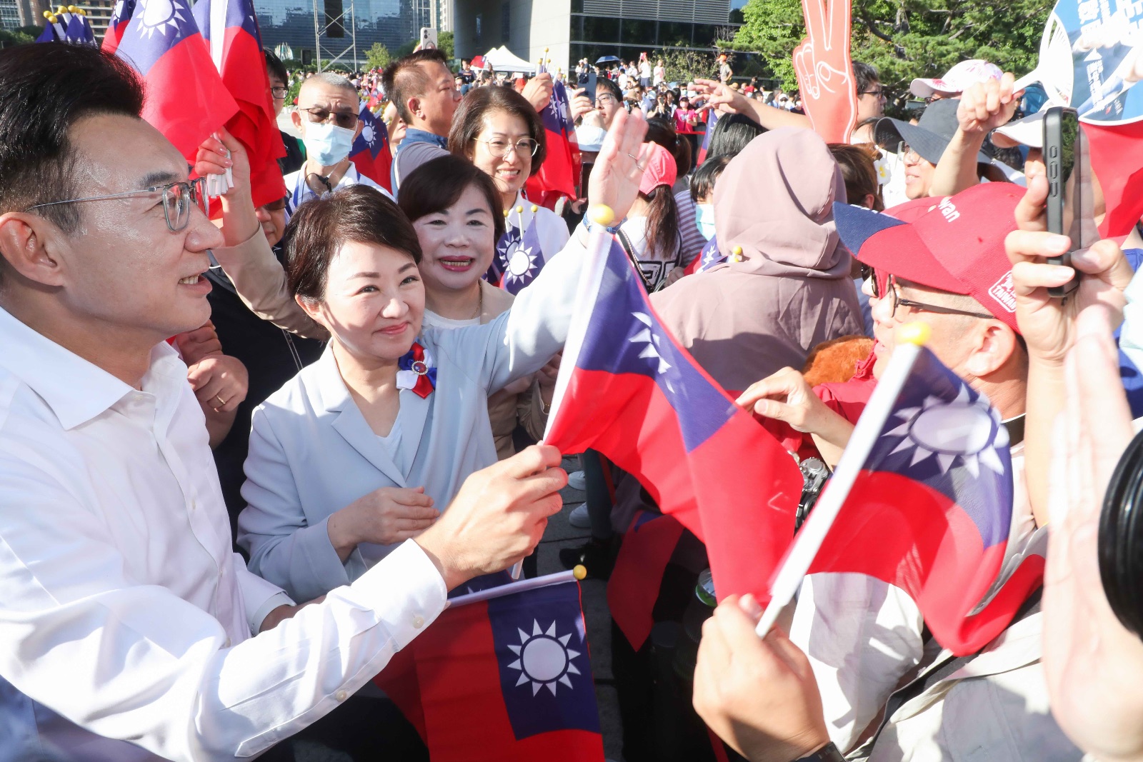 ▲盧秀燕與市民共同見證國慶升旗盛典，以團結與祝福迎接中華民國115年生日。(圖/記者顏淑娟翻攝)