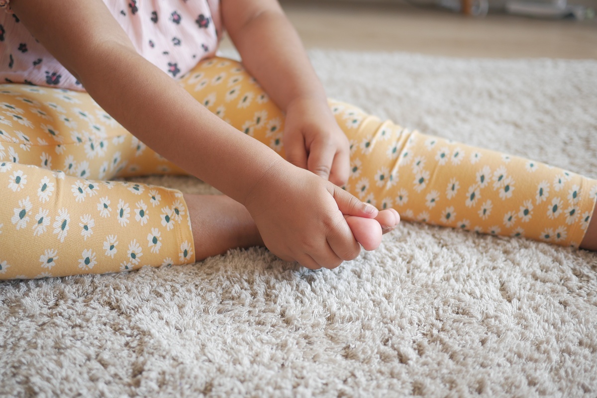孩子半夜喊腳痛＝正在長高？醫揭「生長痛」真相  出現5症狀恐不單純