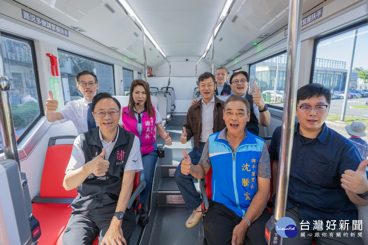 桃園市長張善政視察「A21微型轉運站」試乘全電動巴士。<br /><br />
