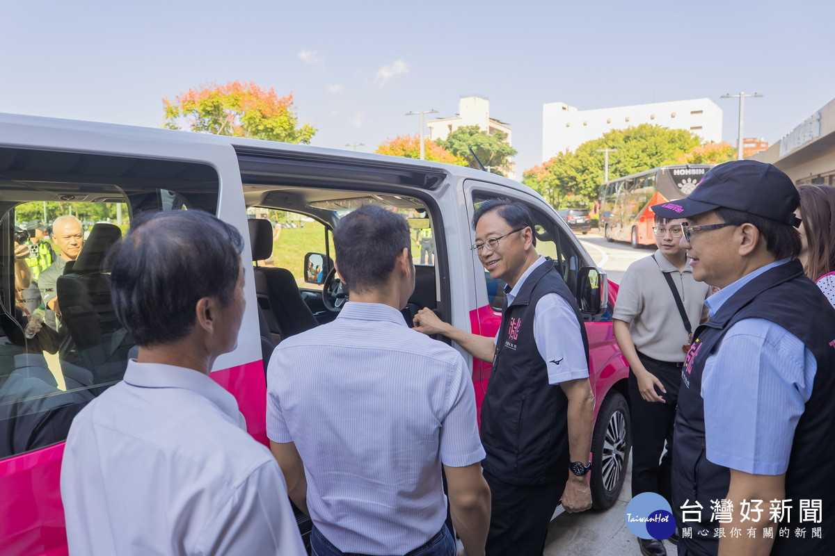 桃園市長張善政視察「A21微型轉運站」試乘夜間貓頭鷹桃小巴。<br /><br />