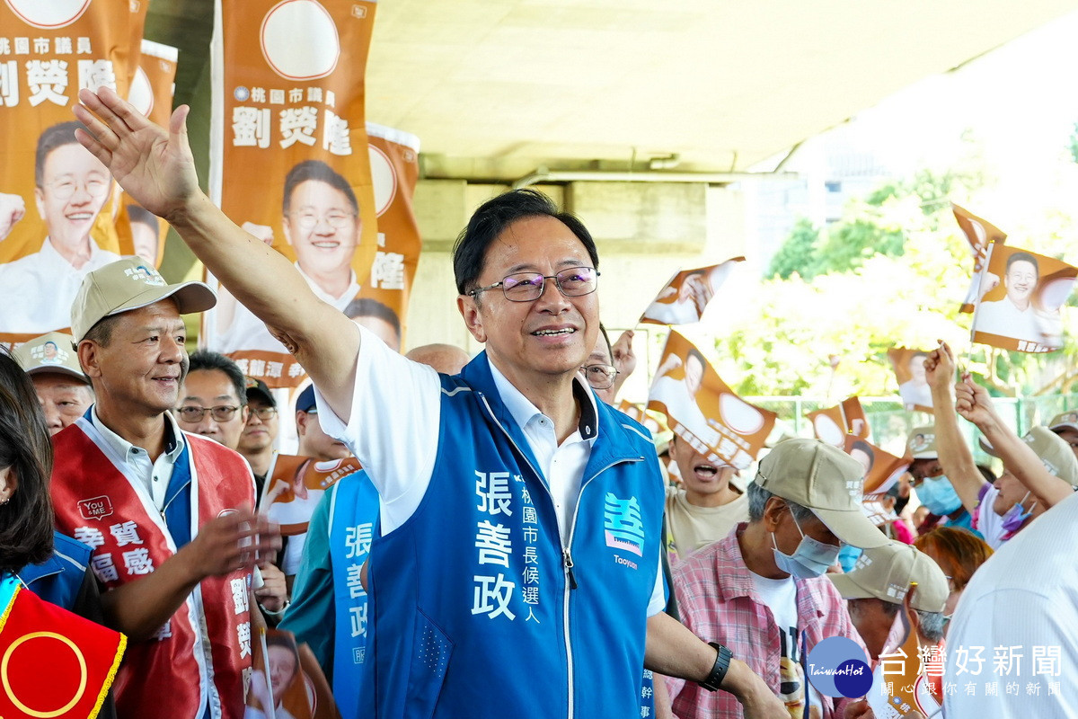 桃園市長張善政為桃園市議員候選人劉熒隆站台與民眾互動。<br /><br />