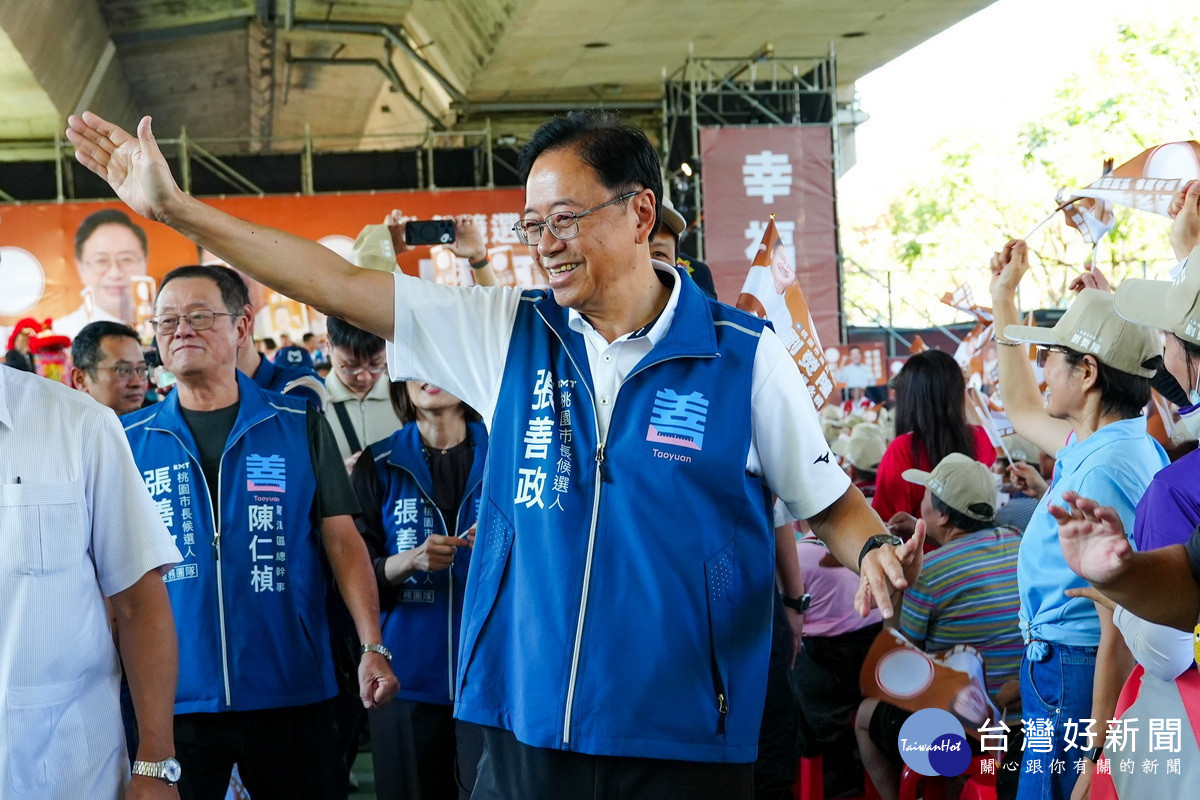 桃園市長張善政為桃園市議員候選人劉熒隆站台與民眾互動。<br /><br />