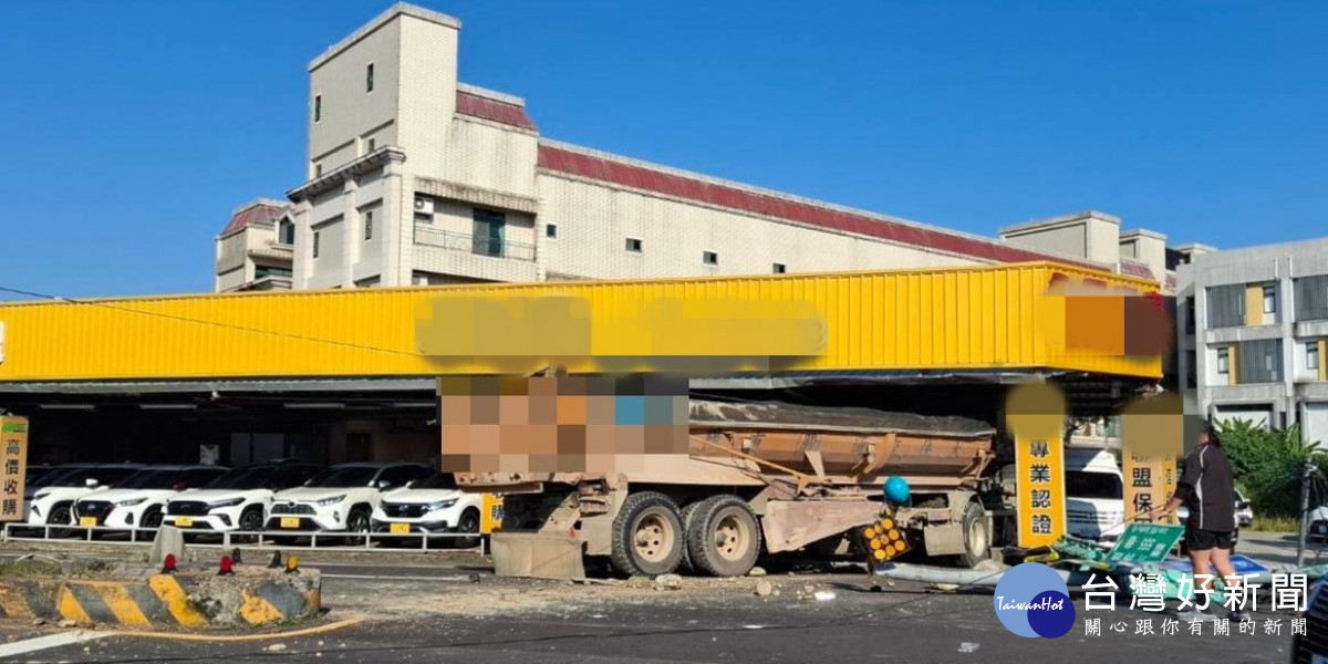 砂石車自撞分隔島波及中古車行。