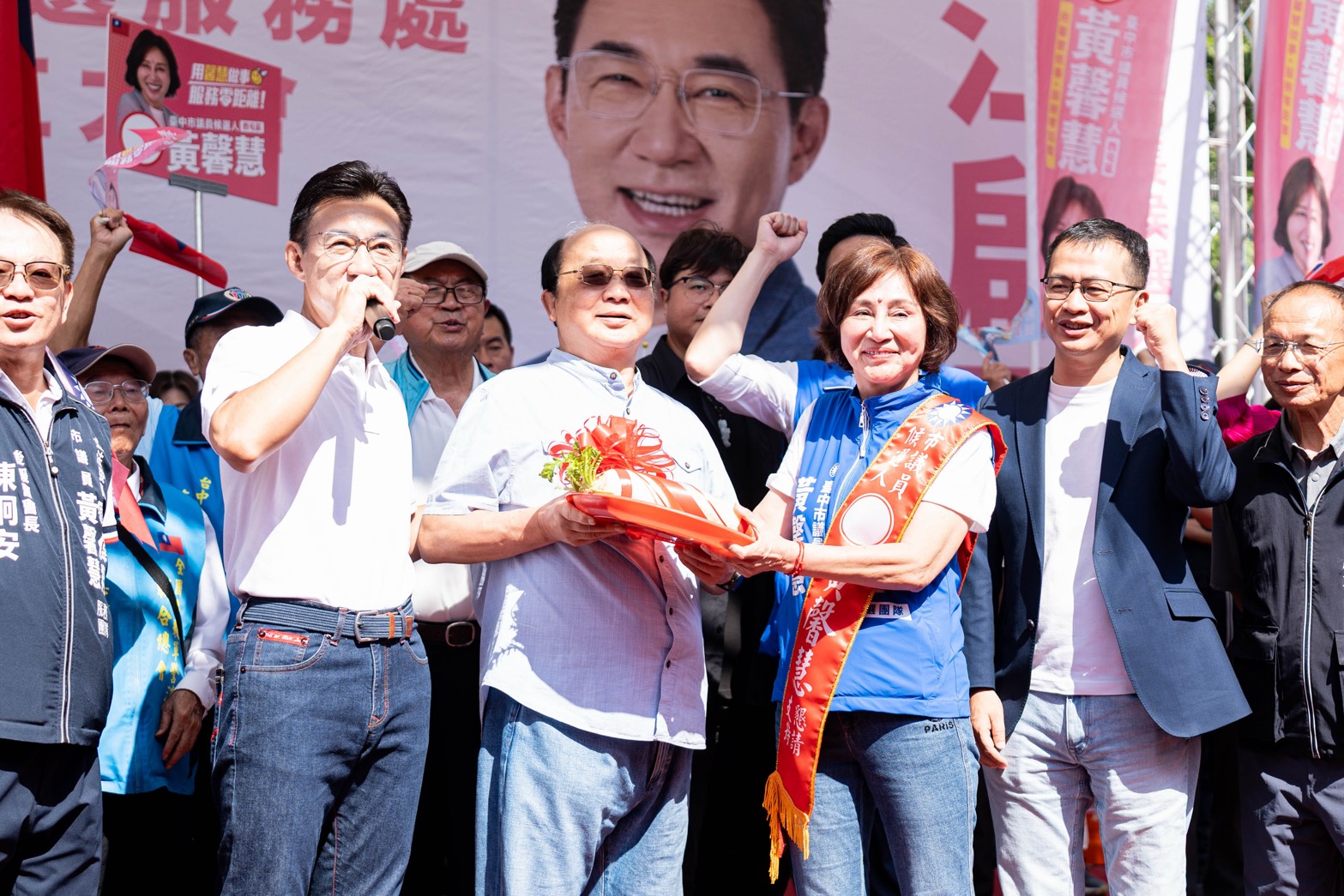 台中市議員黃馨慧11日舉行競選總部成立大會,盧秀燕、胡志強、江啓臣等人到場站台,力挺黃馨慧挑戰八連霸。(圖/黃馨慧服務處提供)