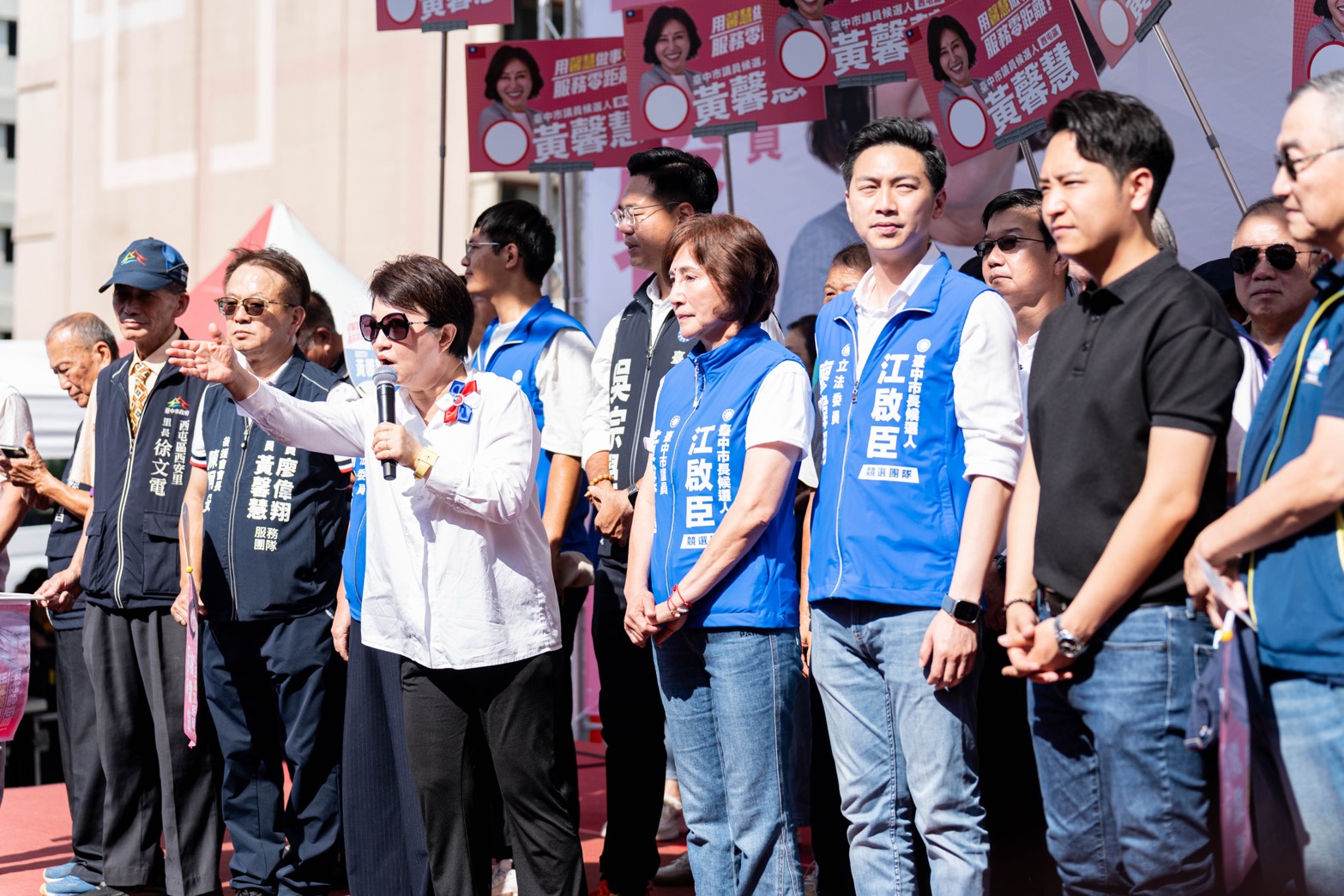 台中市議員黃馨慧11日舉行競選總部成立大會,盧秀燕、胡志強、江啓臣等人到場站台,力挺黃馨慧挑戰八連霸。(圖/黃馨慧服務處提供)